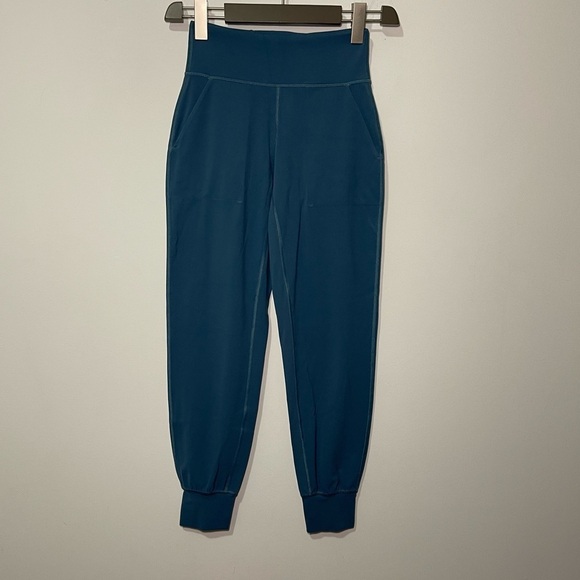 *Sold* Lululemon women’s desert Teal Align jogger leggings 28” in size 4 active - Picture 3 of 12